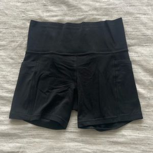 Athleta Salutation Stash Pocket II- 5” short black